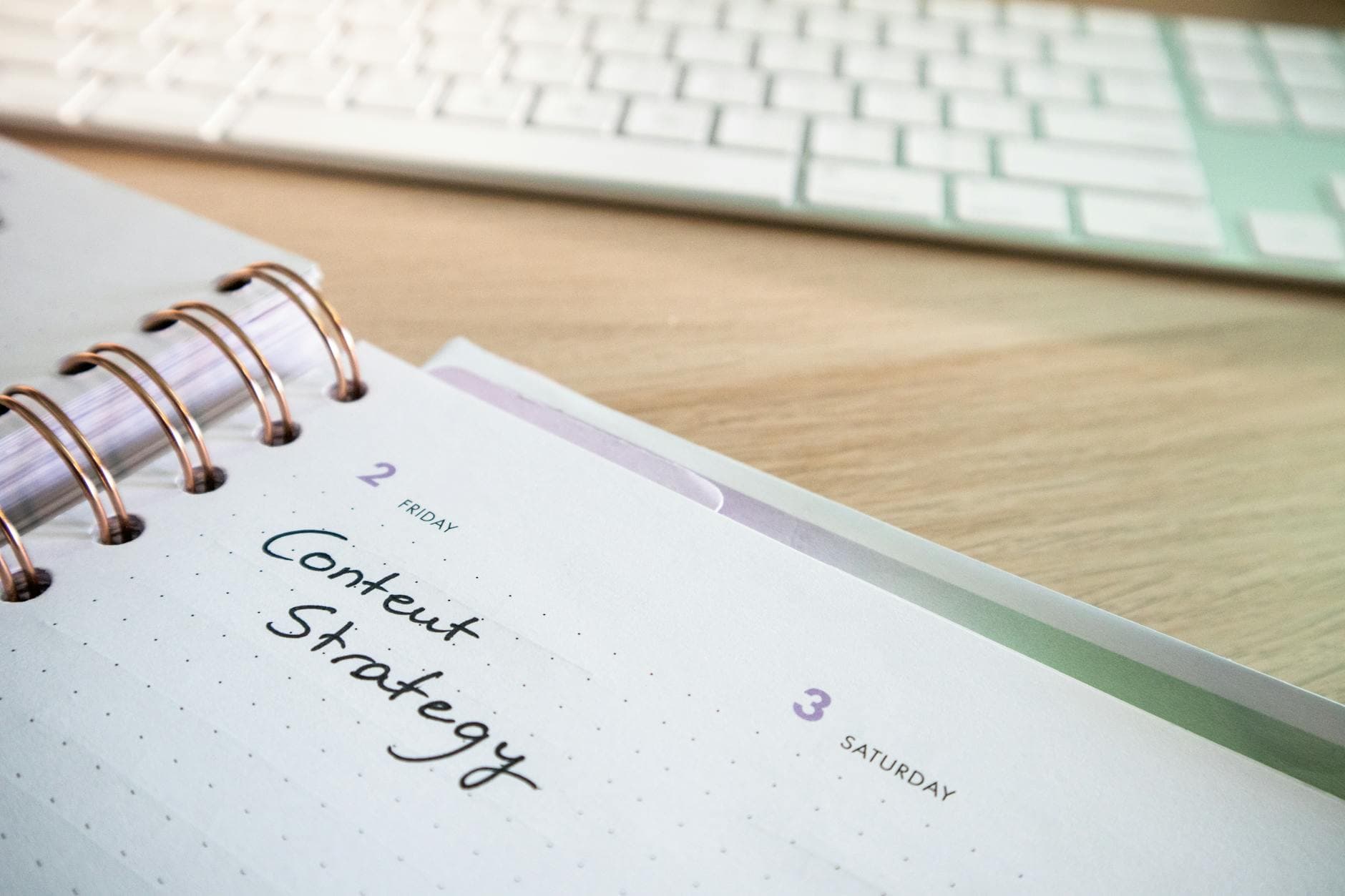 Estrategia de contenidos basada en datos: métricas clave para crecer en SEO y GEO